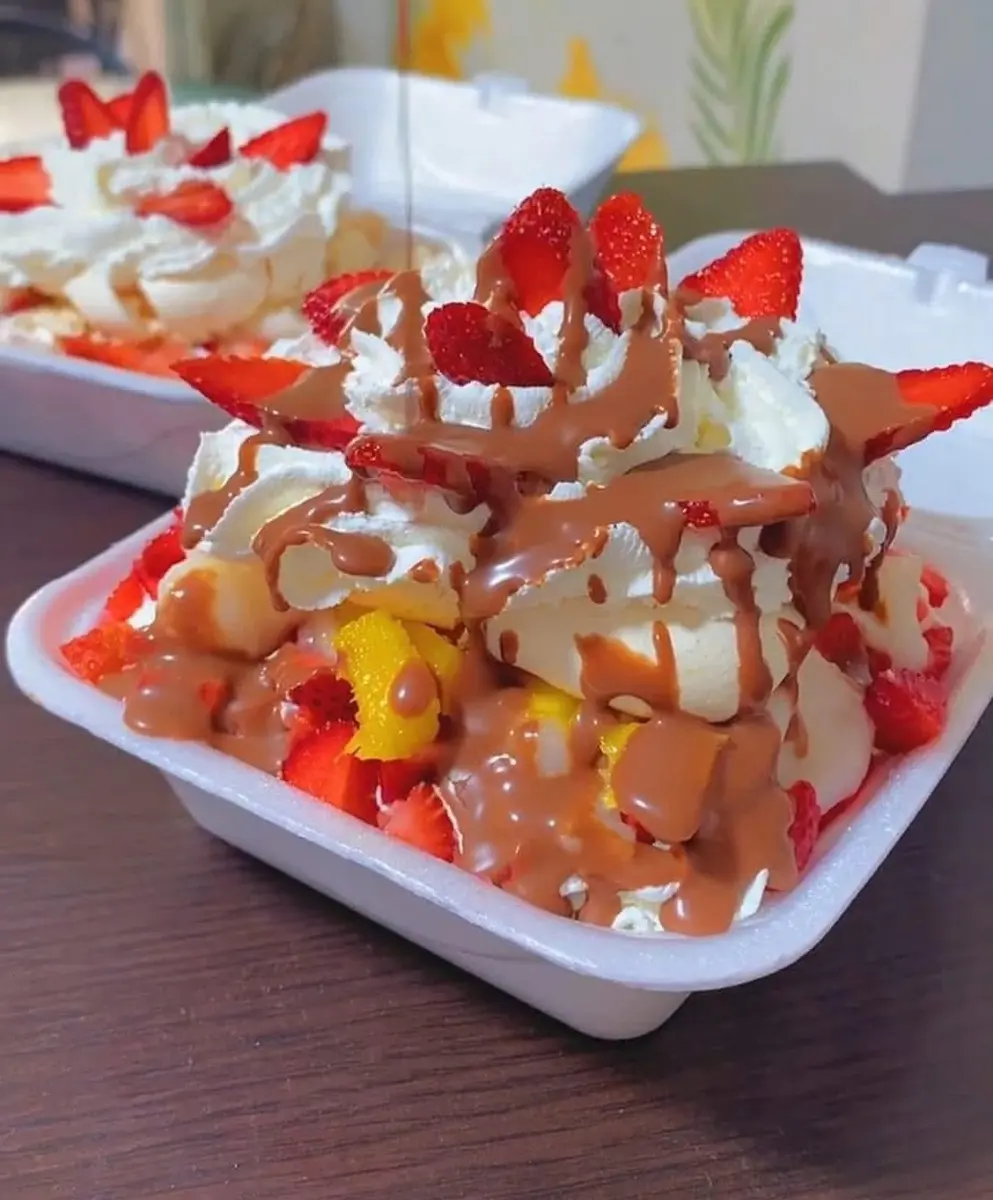 Postres con fresas, frutas y crema