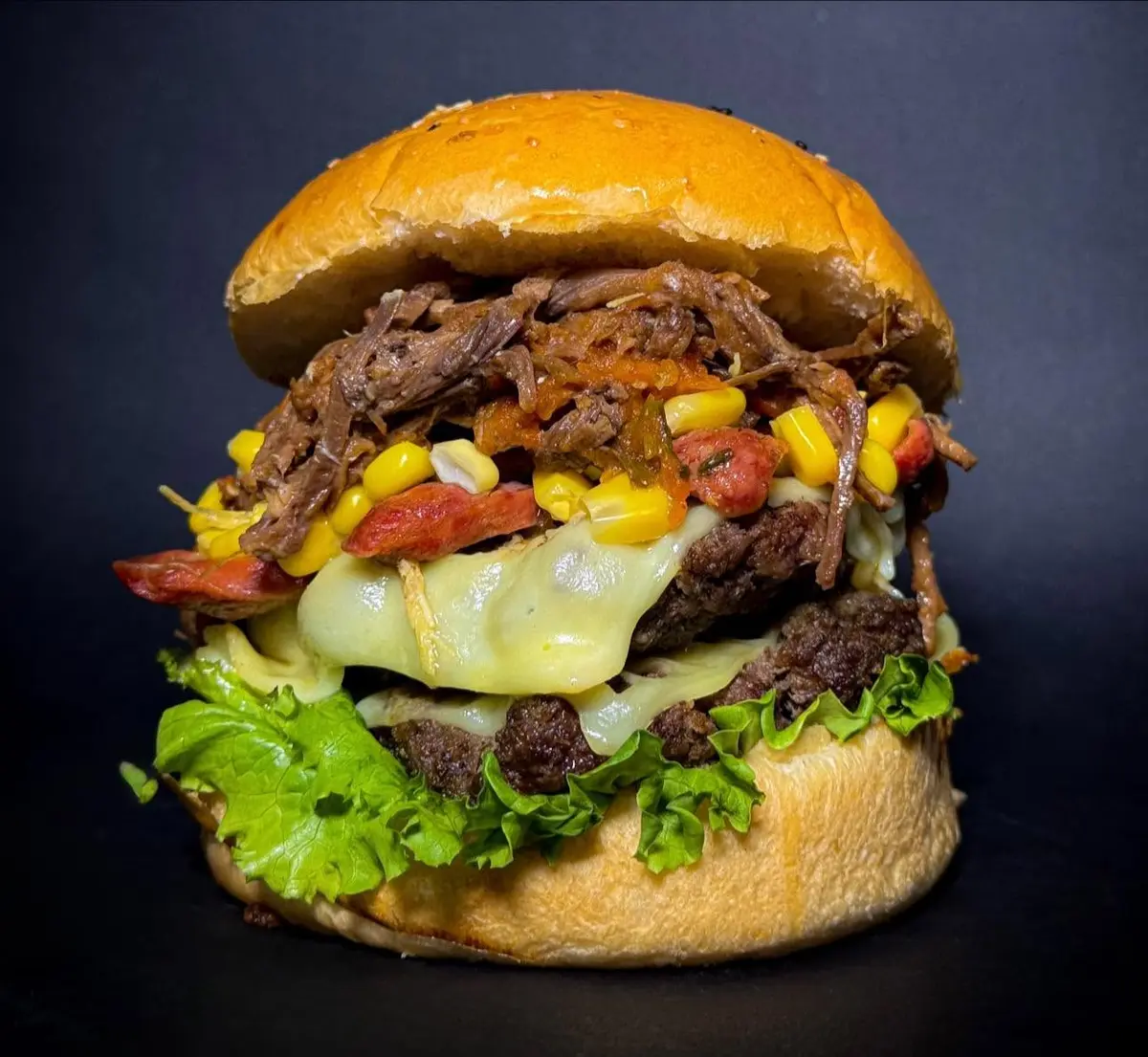 Hamburguesa con maíz y carne